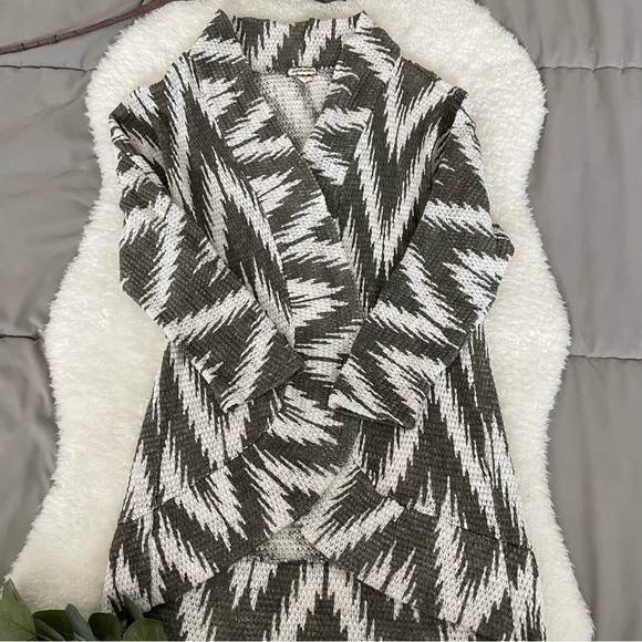 Eyeshadow Open Front Gray and White Abstract Print Textured Sweater - Picture 4 of 15